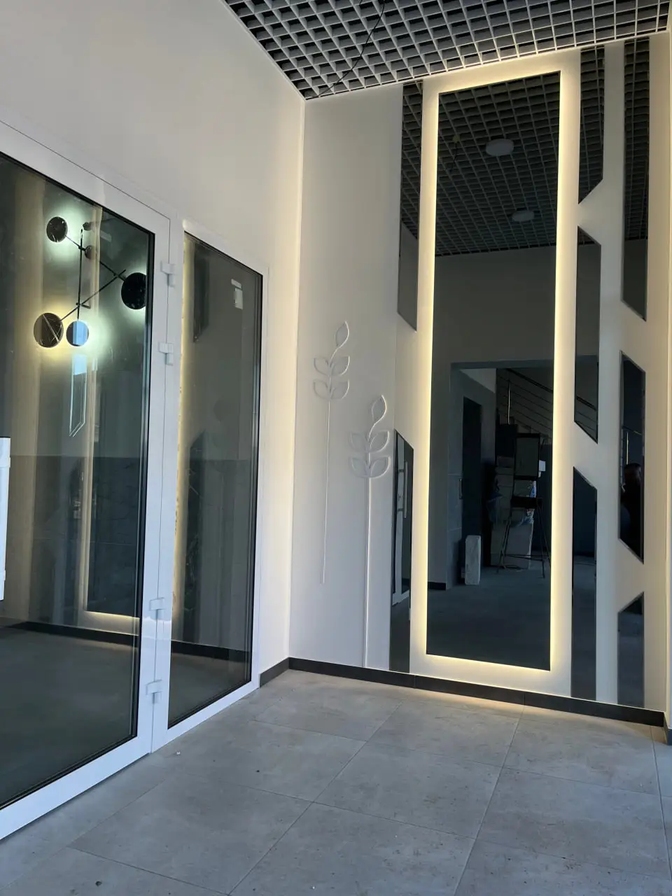 Дизайнерський хол під'їзду в новобудові