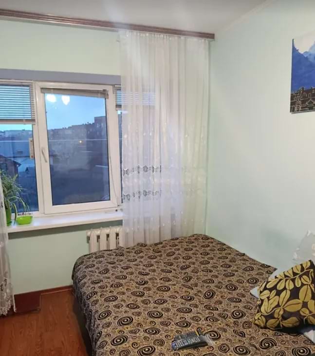 Спальна кімната з меблями