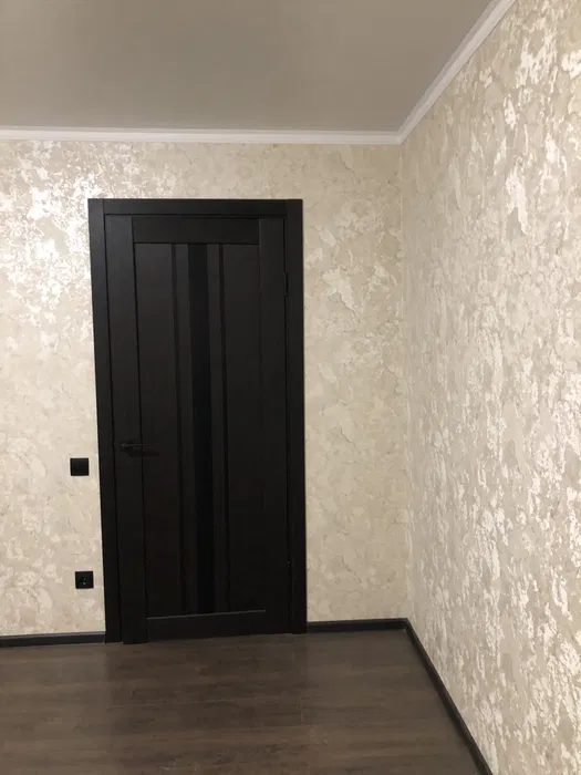 Світлий коридор з новим ремонтом та гардеробною