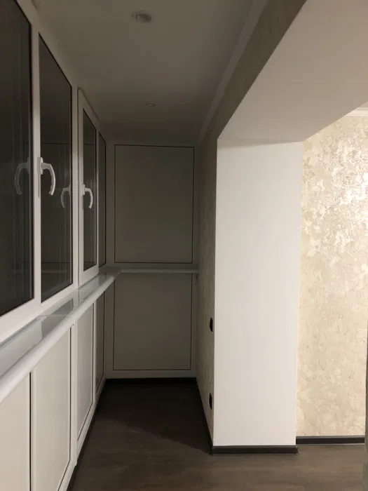 Утеплений балкон з панорамним видом на місто