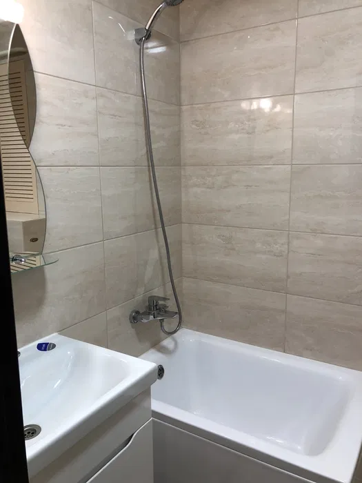 Сучасна ванна кімната з новою сантехнікою та плиткою