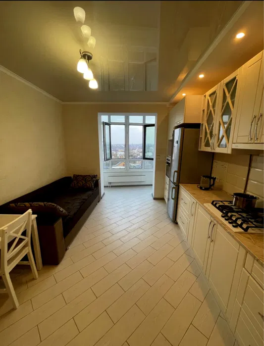 Простора кухня-вітальня з сучасним ремонтом