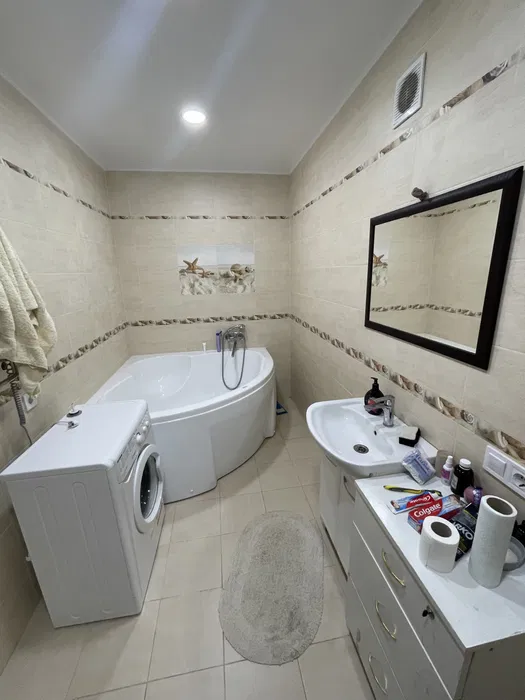 Кухня з вбудованими меблями та технікою