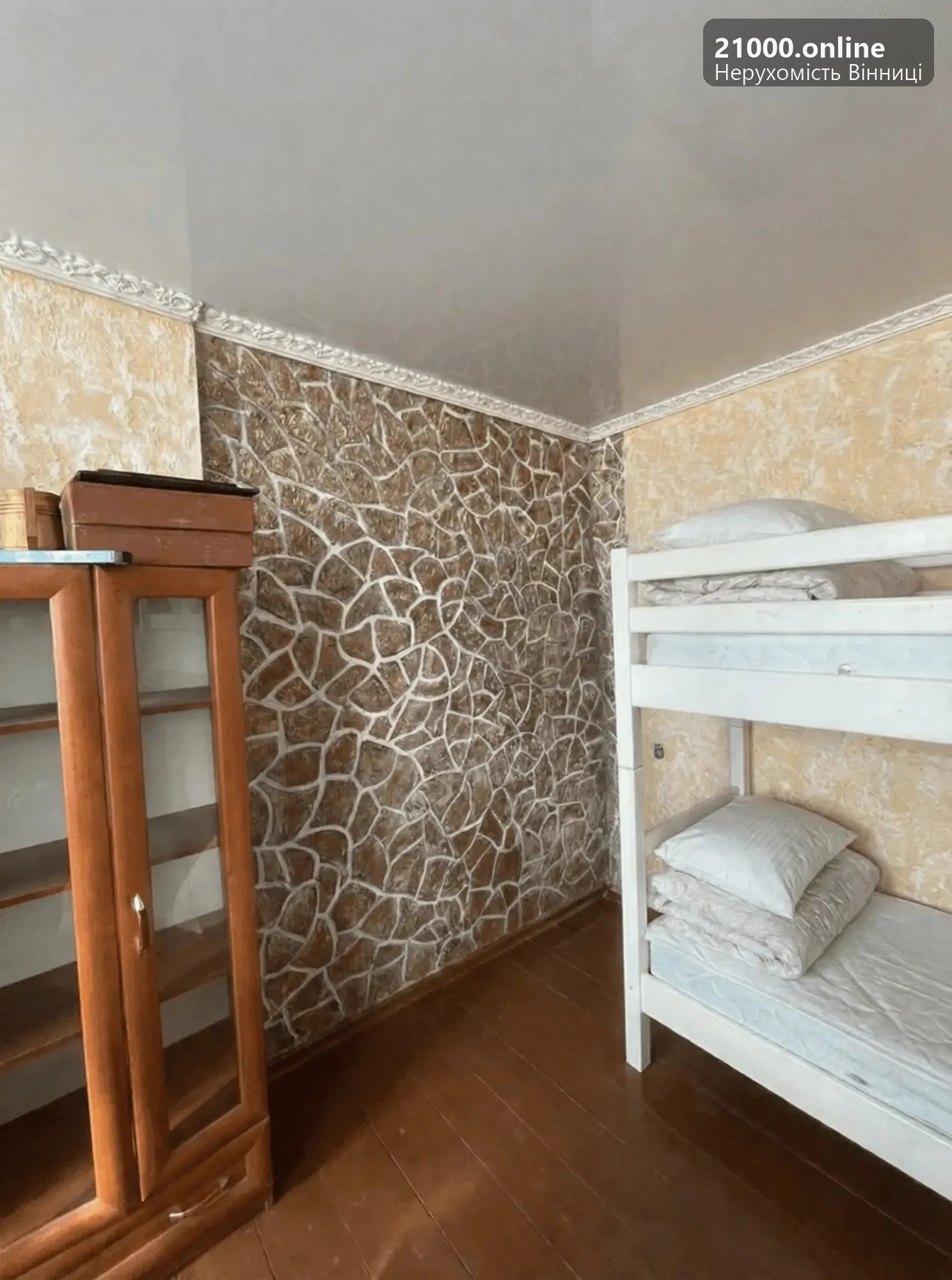 Кімната з двоярусним ліжком та дерев'яною шафою