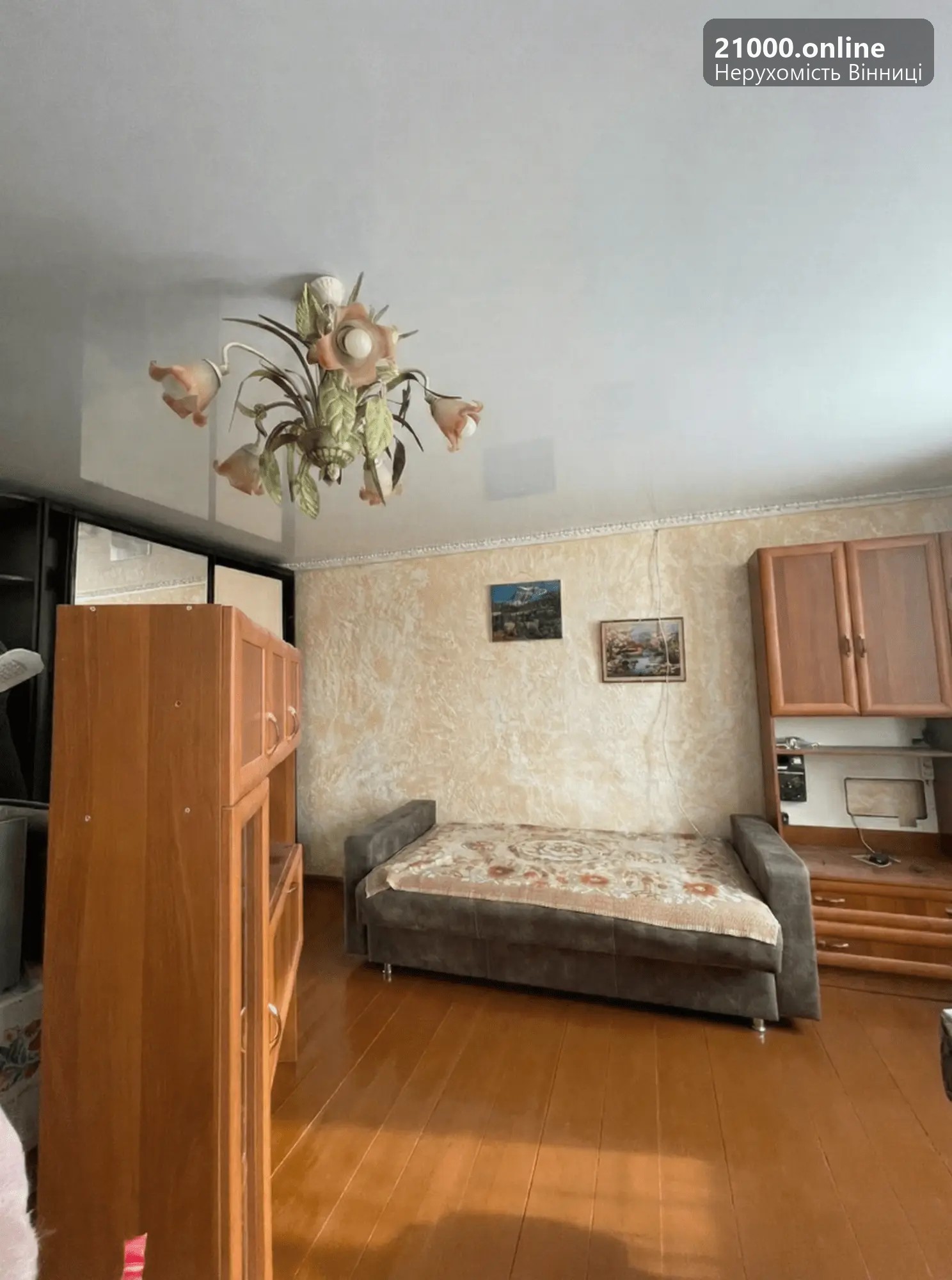 Затишна житлова кімната з ремонтом та люстрою