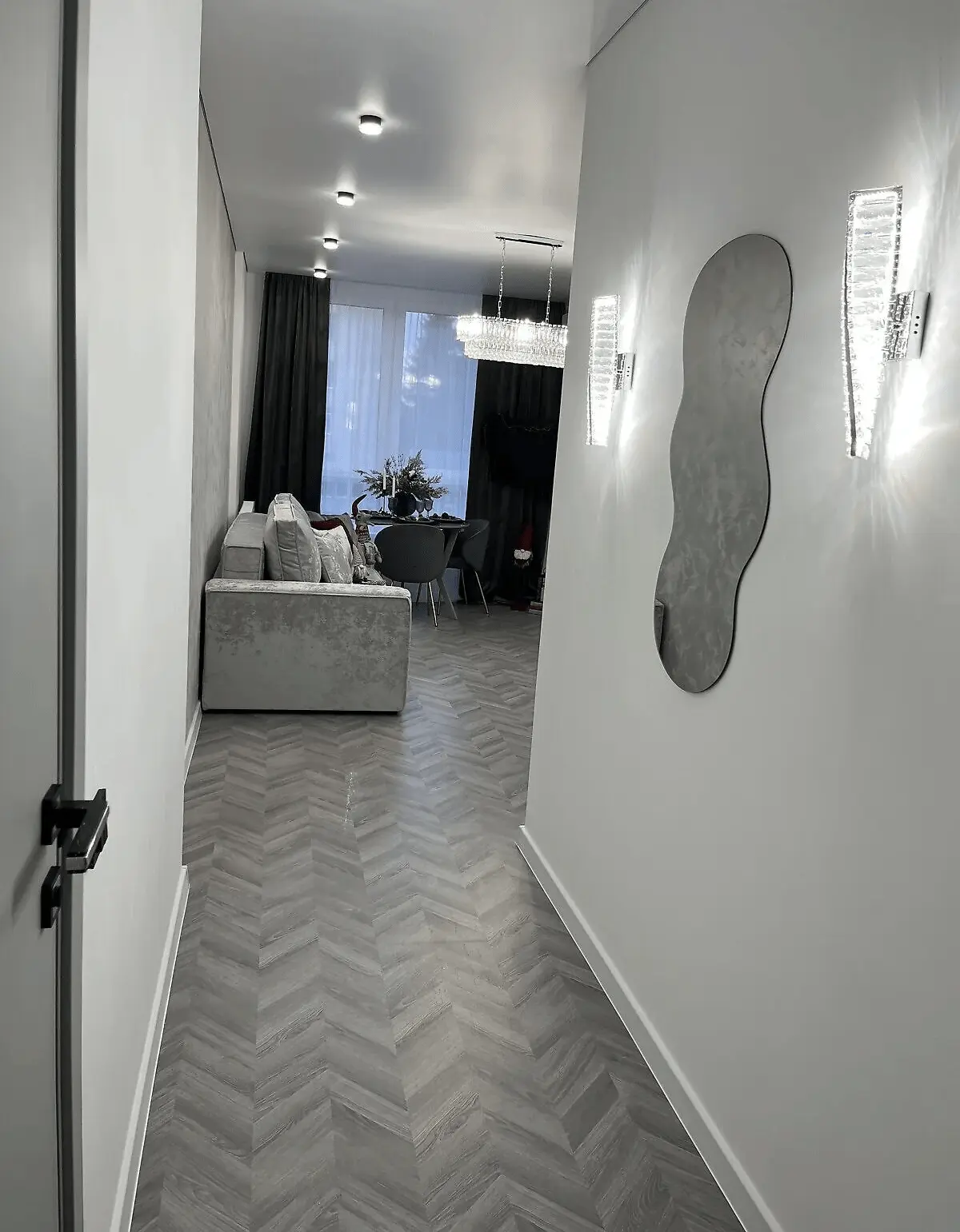 Інтер'єр коридору з видом на вітальню