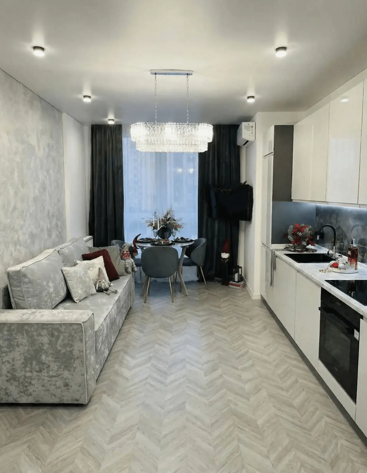 Простора кухня-вітальня з дизайнерським ремонтом у ЖК Central Park