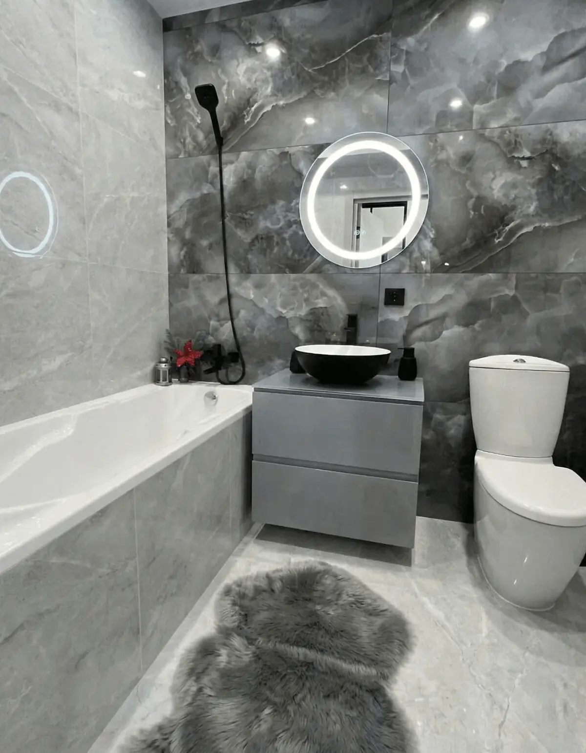 Стильна ванна кімната з підсвіткою та сучасною сантехнікою