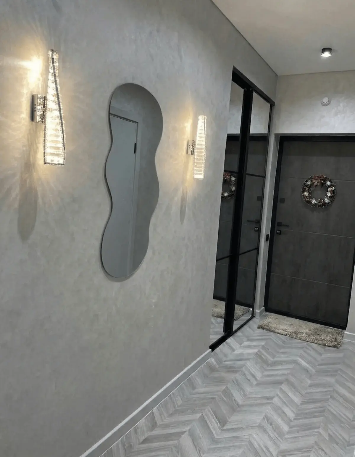 Вхідна група з великим дзеркалом та шафою