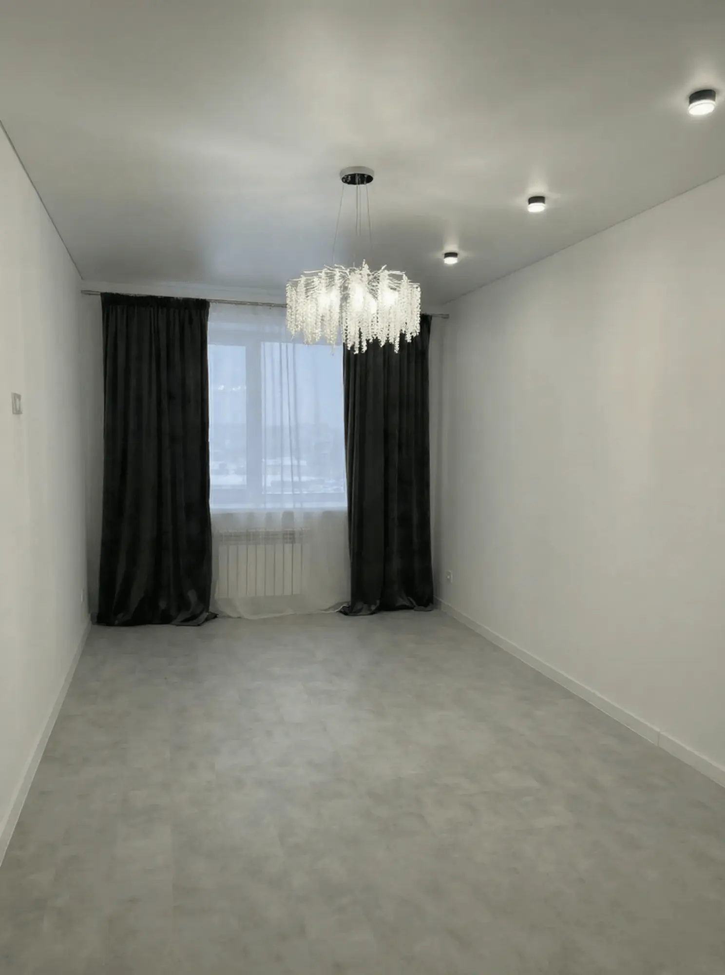 Інтер'єр другої кімнати з темними шторами