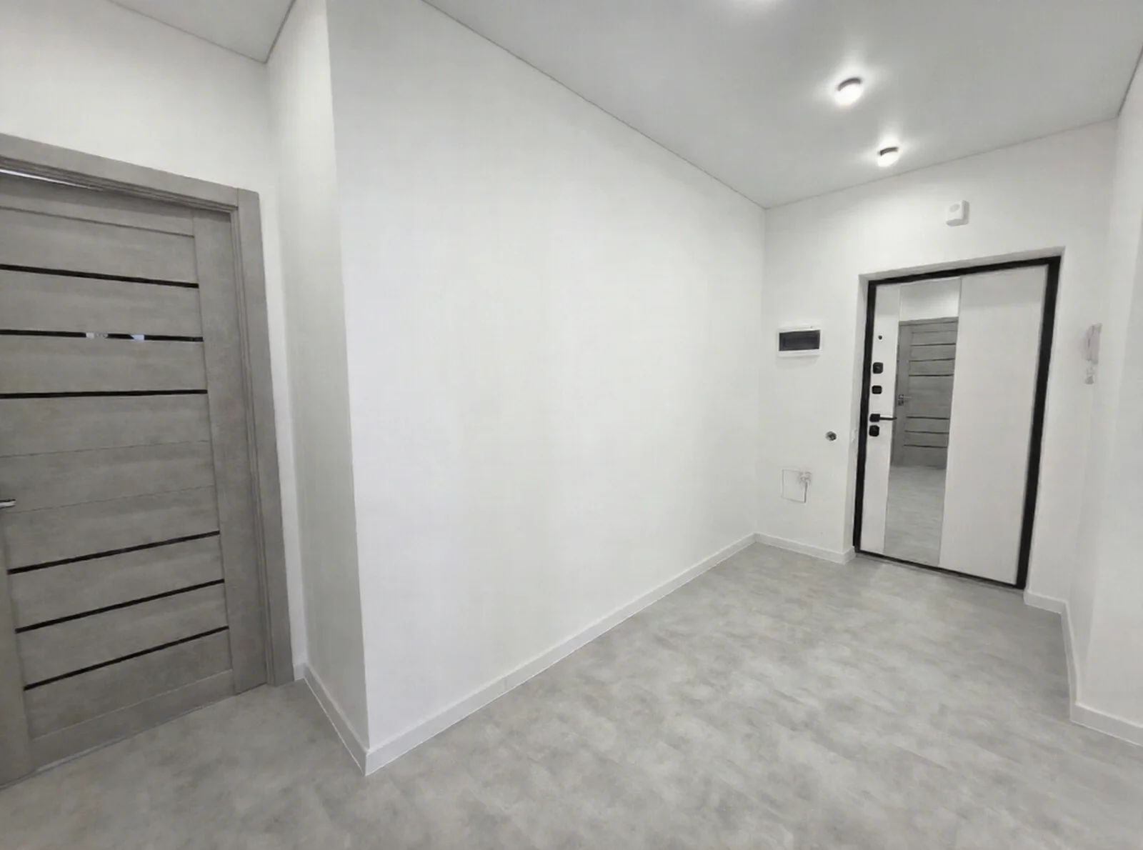 Світлий коридор з сучасними міжкімнатними дверима