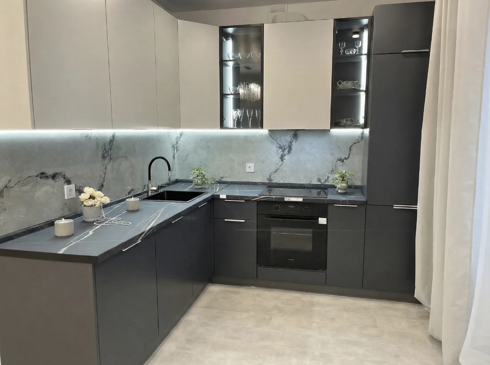 Стильна кухня з вбудованою технікою та підсвіткою