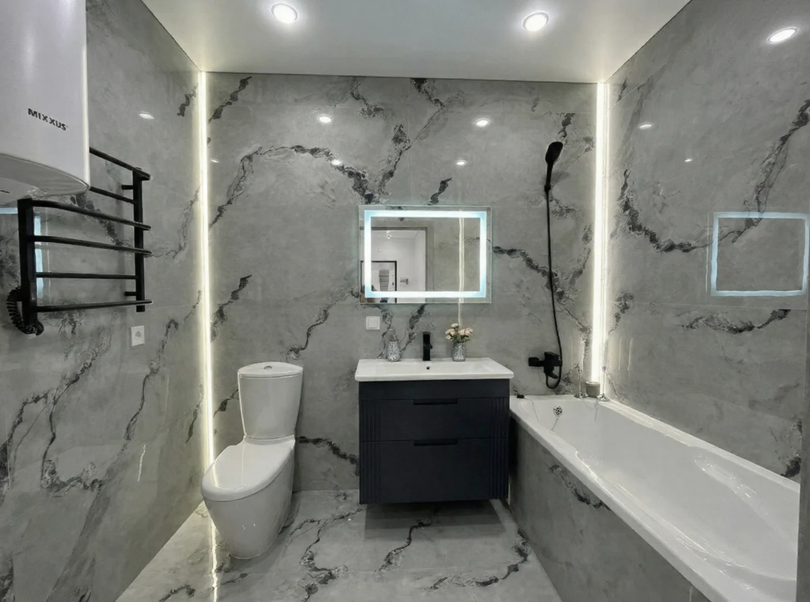 Ванна кімната з мармуровою плиткою та підсвіткою