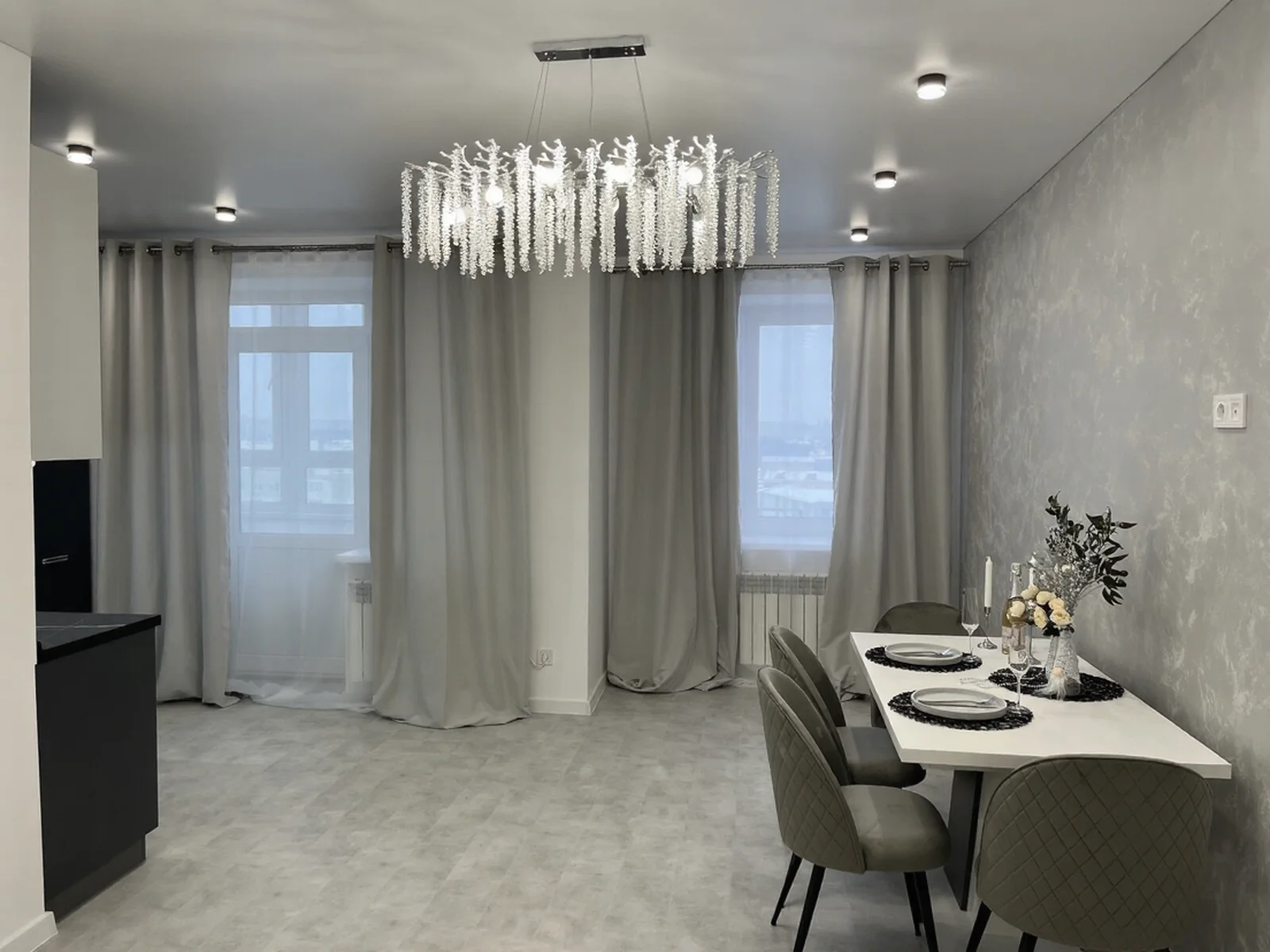 Затишна обідня зона з видом з вікна