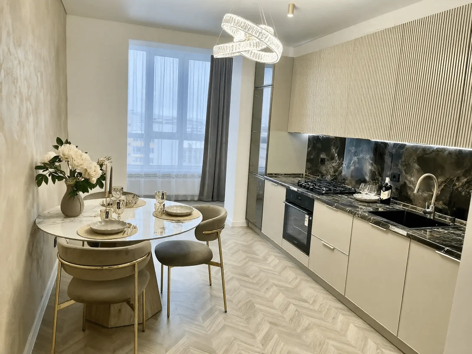 Сучасна кухня з мармуровим фартухом та обіднім столом