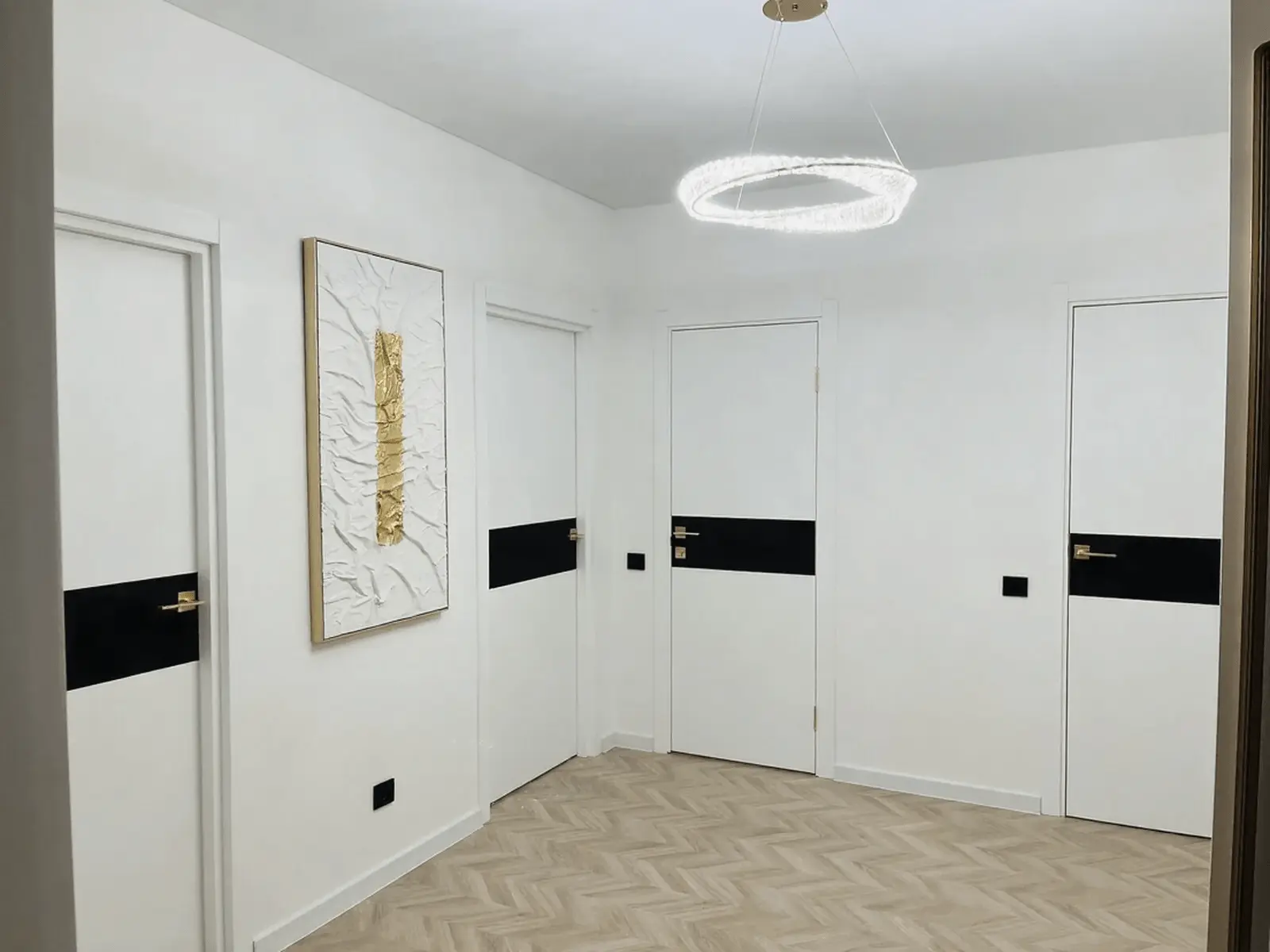 Просторий хол з дизайнерськими дверима