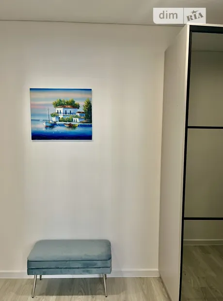 Передпокій із м'якою лавою, картиною та дзеркалом