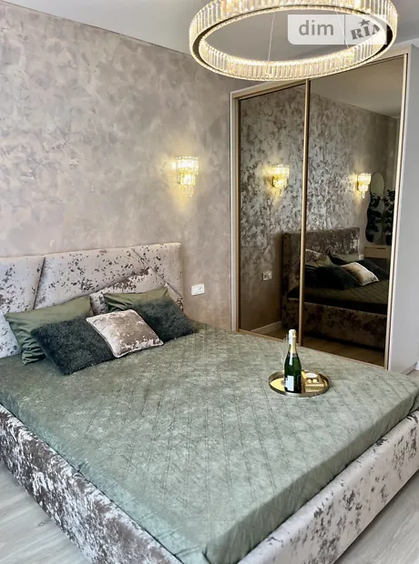 Спальня з м'яким ліжком і дзеркальною шафою