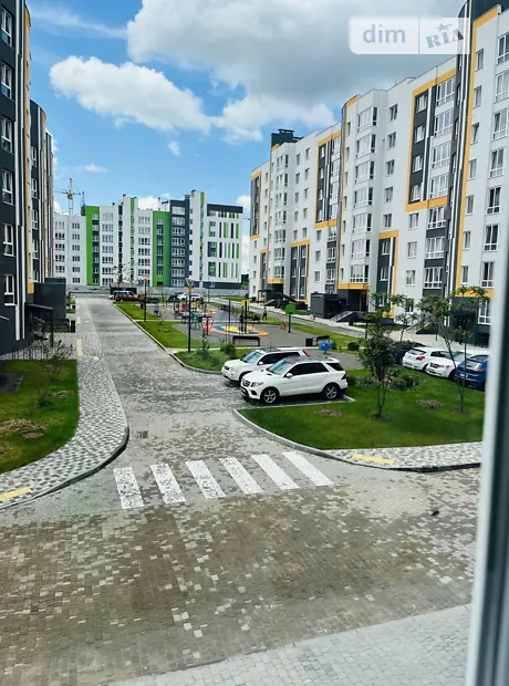 Подвір'я житлового комплексу з дитячим майданчиком і паркуванням
