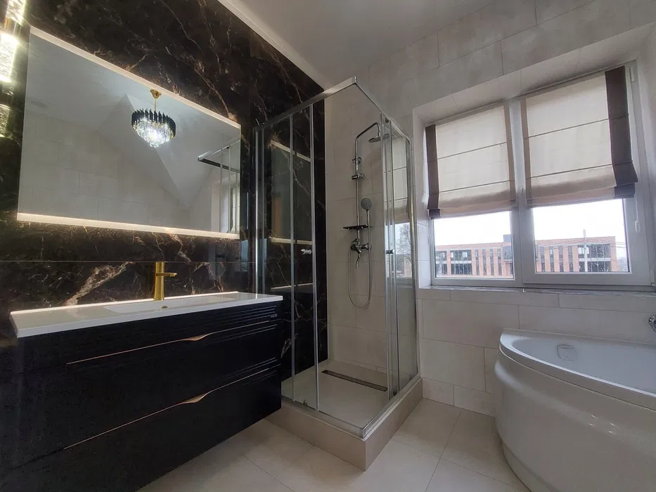 Світла вітальня з меблями