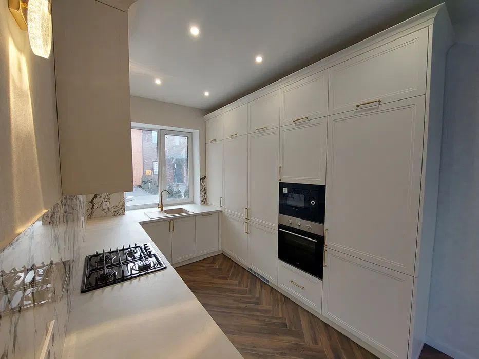 Простора кухня з виходом на терасу